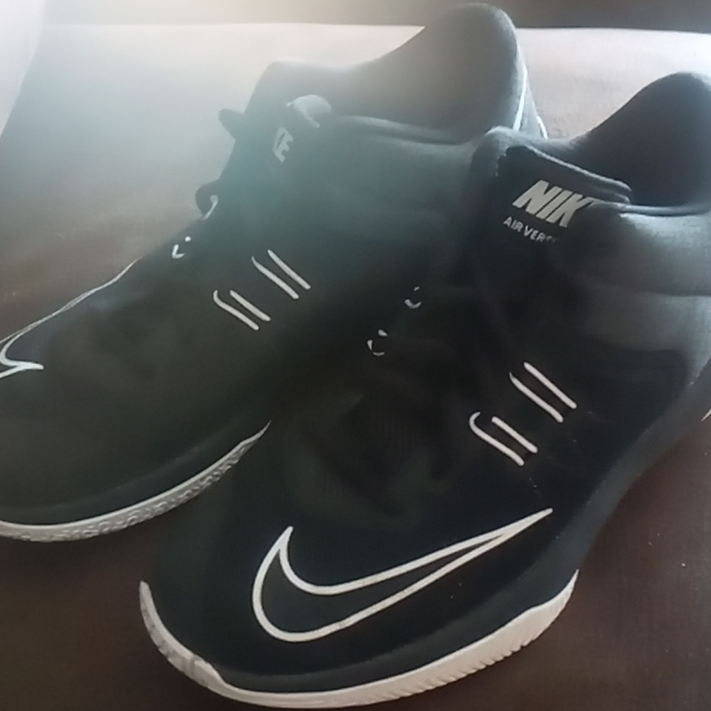 Nike Air Versitile II Black White